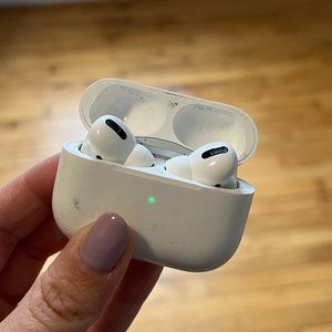 Used Airpods Pro (1st Generation) PLUS Green Silicone Case